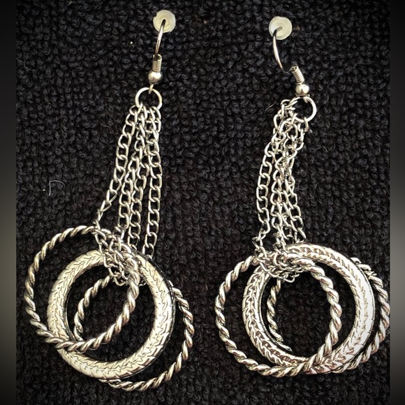 Vintage Gun Metal & Silver Tones Multi-chain Multi-rings Necklace & Earrings - Picture 4 of 5